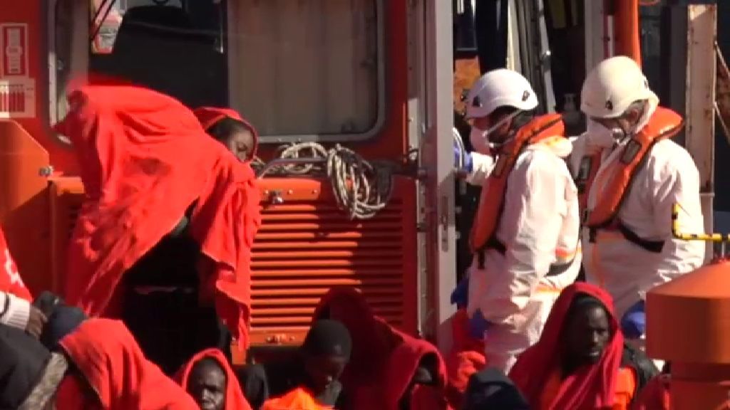 Rescatan a 46 inmigrantes en una patera en el mar de Alborán