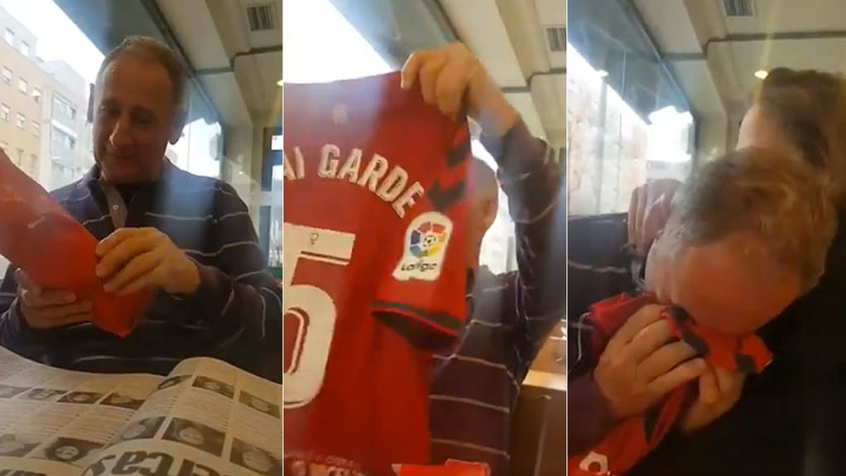 La emoción de un padre cuando su hija que es capitana de Osasuna le regala una camiseta con su nombre para verla jugar en El Sadar La emoción de un padre cuando su hija que es capitana de Osasuna le regala una camiseta con su nombre para verla jugar en El Sadar