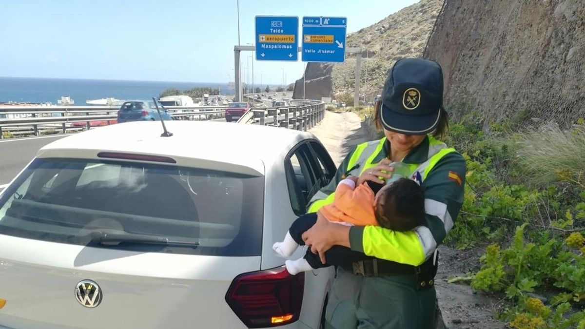 Una guardia civil se hace cargo de un bebé cuyo padre había sufrido un amago de infarto al volante