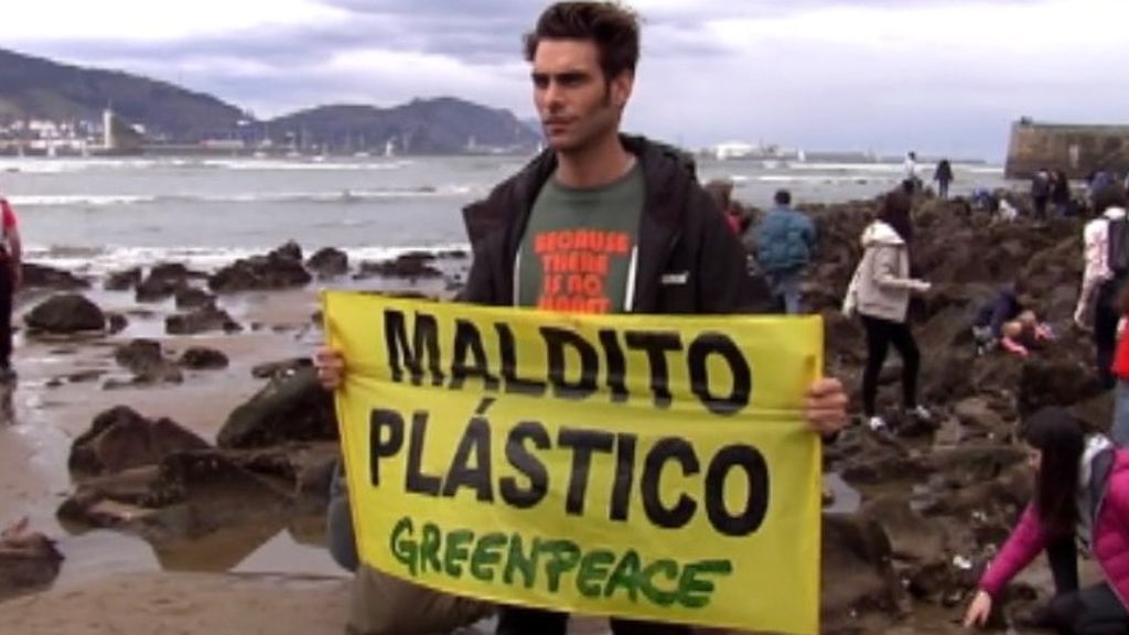 Jon Kortajarena participa en una iniciativa de Greenpeace para recoger plásticos en Getxo