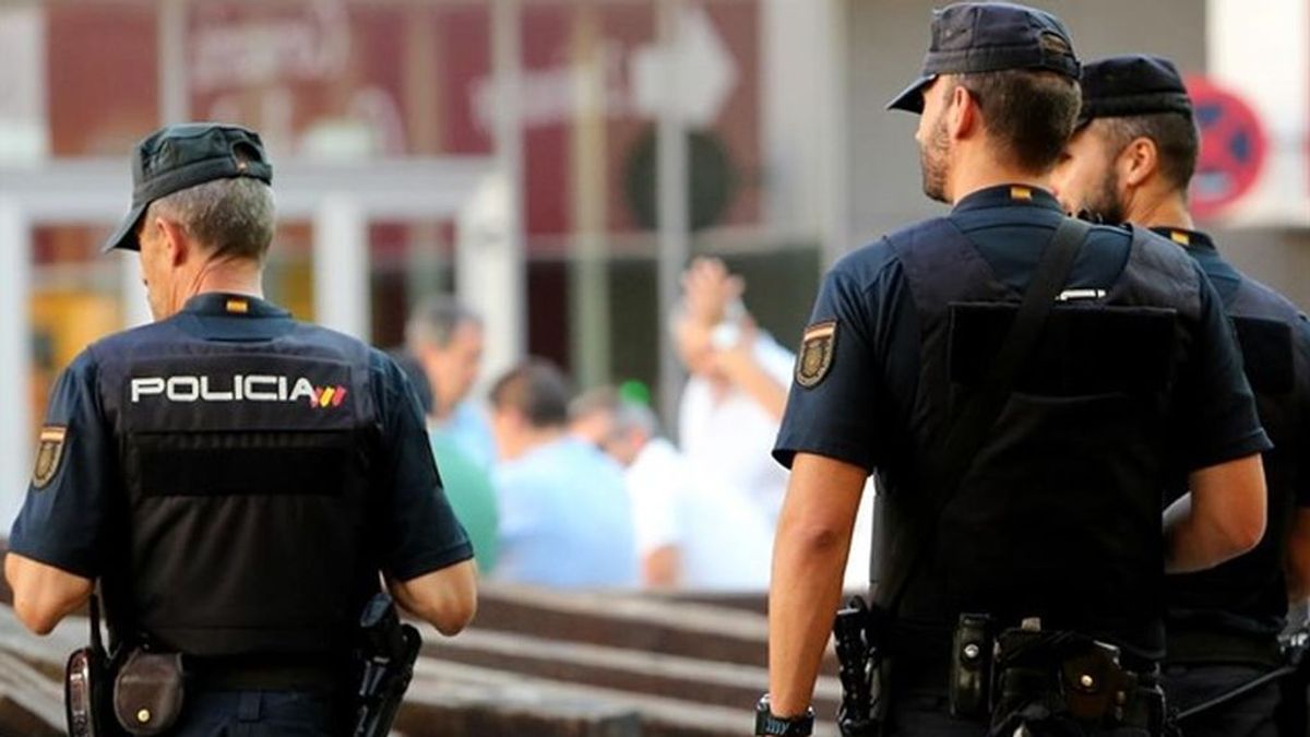 Detienen y reducen a tiros a un hombre por disparar a un Policía en Santander