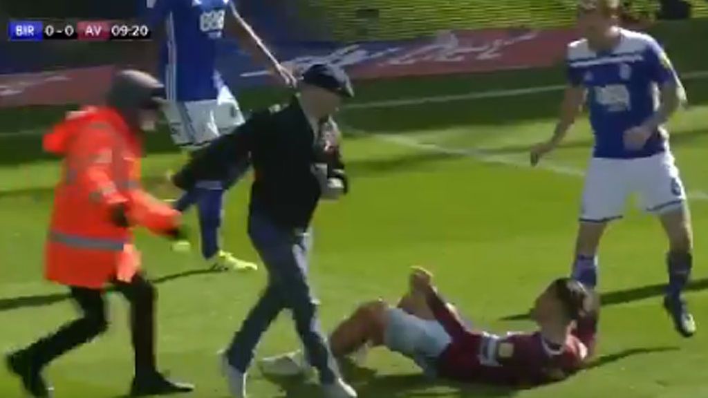 La imagen que avergüenza al fútbol: nn aficionado salta al campo y agrede a un jugador del Aston Villa La imagen que avergüenza al fútbol: nn aficionado salta al campo y agrede a un jugador del Aston Villa