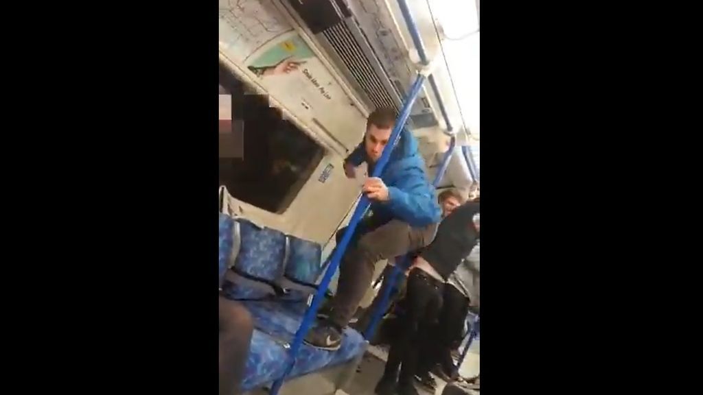 Ataque racista en el metro de Londres: un joven blanco imita a un mono para burlarse de un pasajero negro