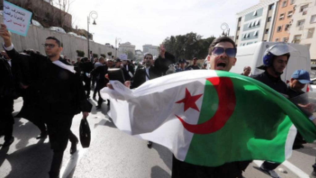 Los argelinos celebran en las calles la renuncia de Buteflika a la reelección