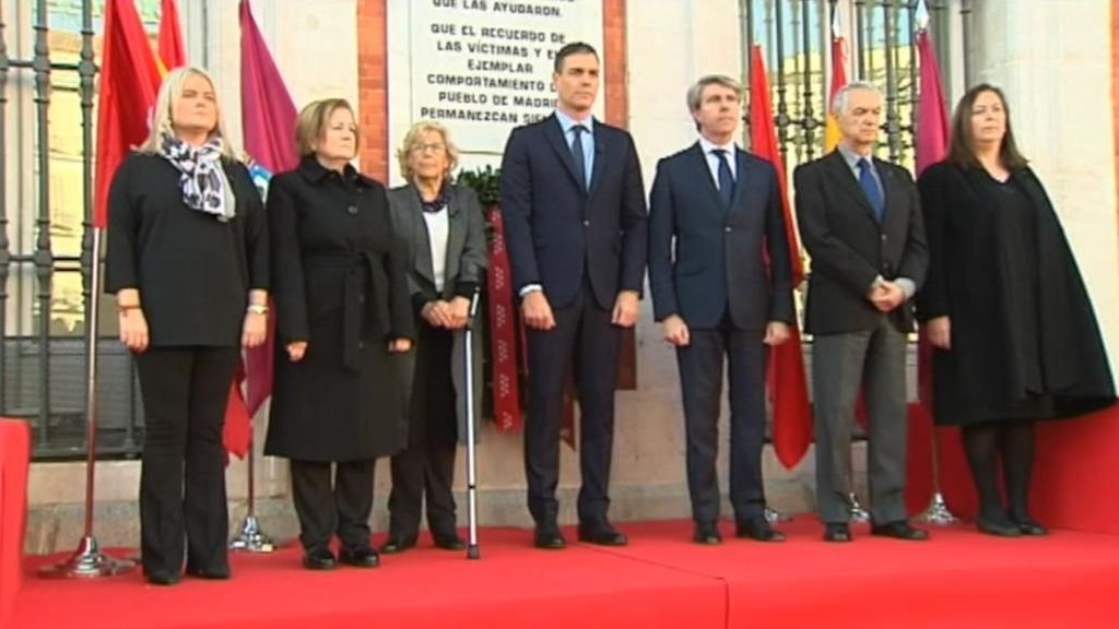 Sánchez preside el homenaje a las víctimas del 11M en la Puerta del Sol