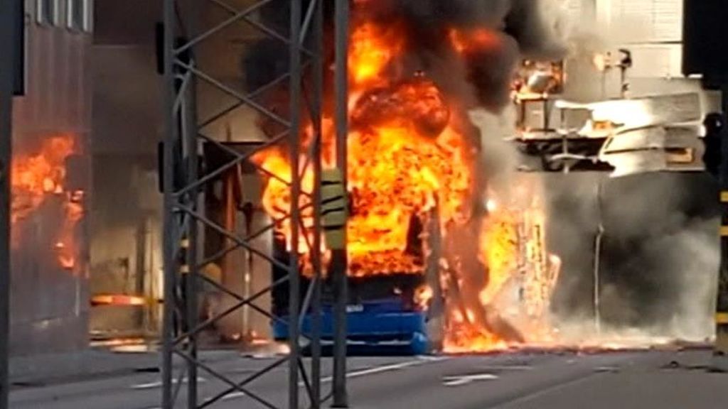 Impactantes imágenes de la explosión del autobús en Estocolmo