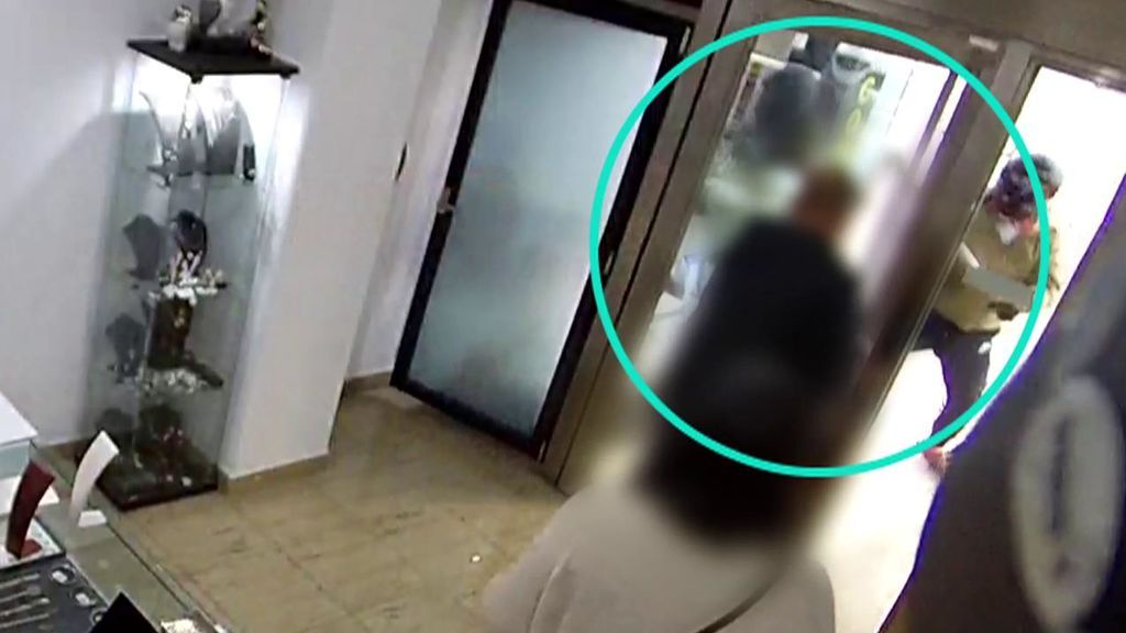 Las impactantes imágenes de una joyería de Barcelona asaltada a plena luz del día
