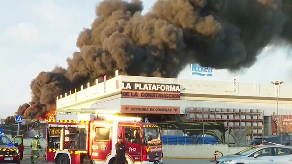 Tremendo incendio en una empresa de reciclaje de papel en Madrid