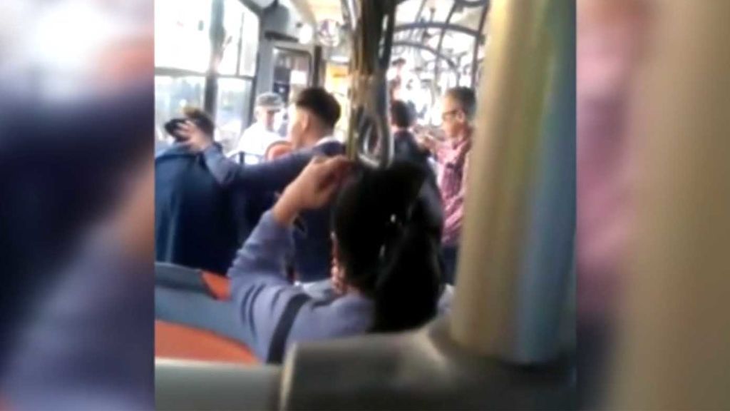 Brutal ataque homófobo a un joven en un autobús