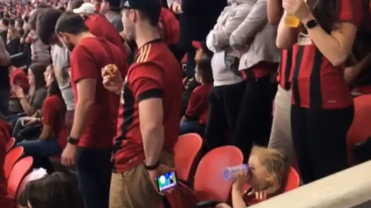 El padre del año: Entretiene a su hija con dibujos animados mientras disfruta de un partido de su equipo El padre del año: Entretiene a su hija con dibujos animados mientras disfruta de un partido de su equipo