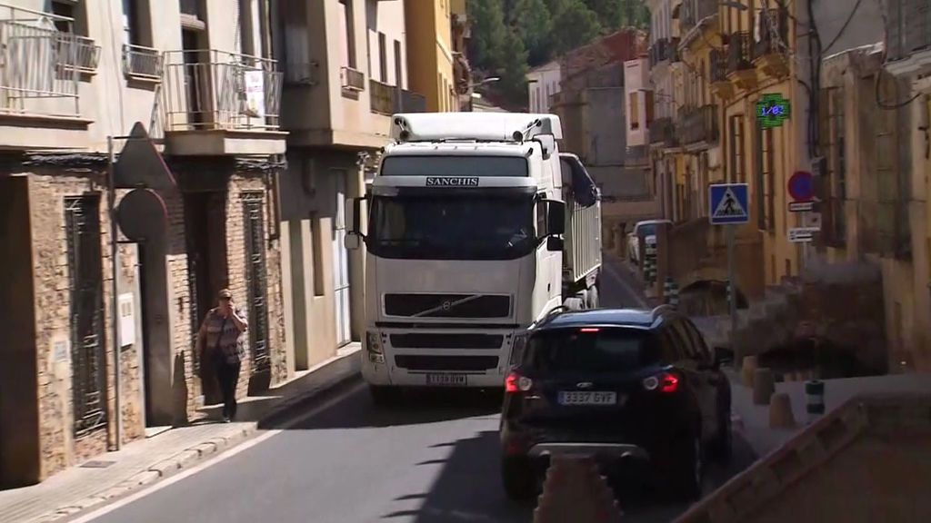 Vecinos de Pedralba denuncian destrozos en sus balcones debido al paso de camiones