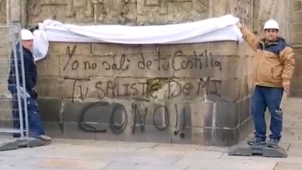 La Catedral de Santiago amanece con pintadas anti machistas en la fachada