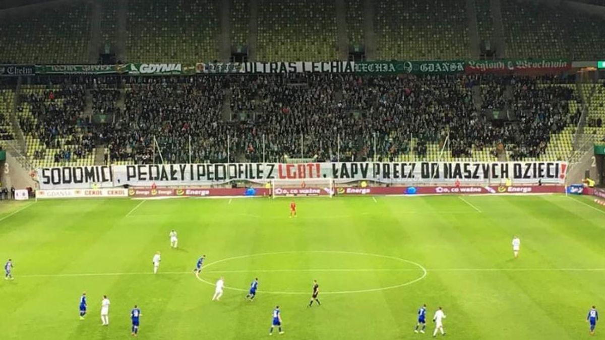 El vergonzoso mensaje de los ultras polacos contra el colectivo LGBT: “Marico***, las manos fuera de nuestros niños” El vergonzoso mensaje de los ultras polacos contra el colectivo LGBT: “Marico***, las manos fuera de nuestros niños”