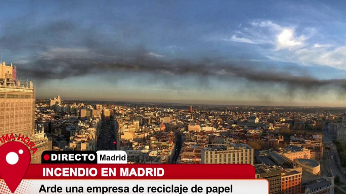 La imagen del día: una columna de humo tóxico cruza todo Madrid