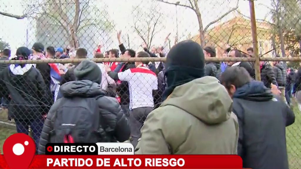 Un herido por una avalancha entre los hinchas del Olympique de Lyon a las puertas del Camp Nou