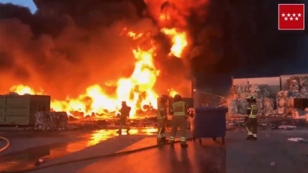 Los bomberos recomiendan no acercarse a la planta de reciclaje de Alcorcón aunque el incendio ya está controlado