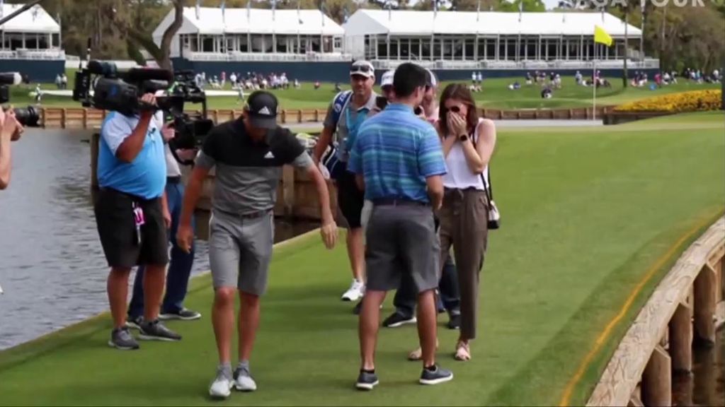 Sergio García ayuda a un aficionado al golf a pedirle matrimonio a su novia en medio de una competición