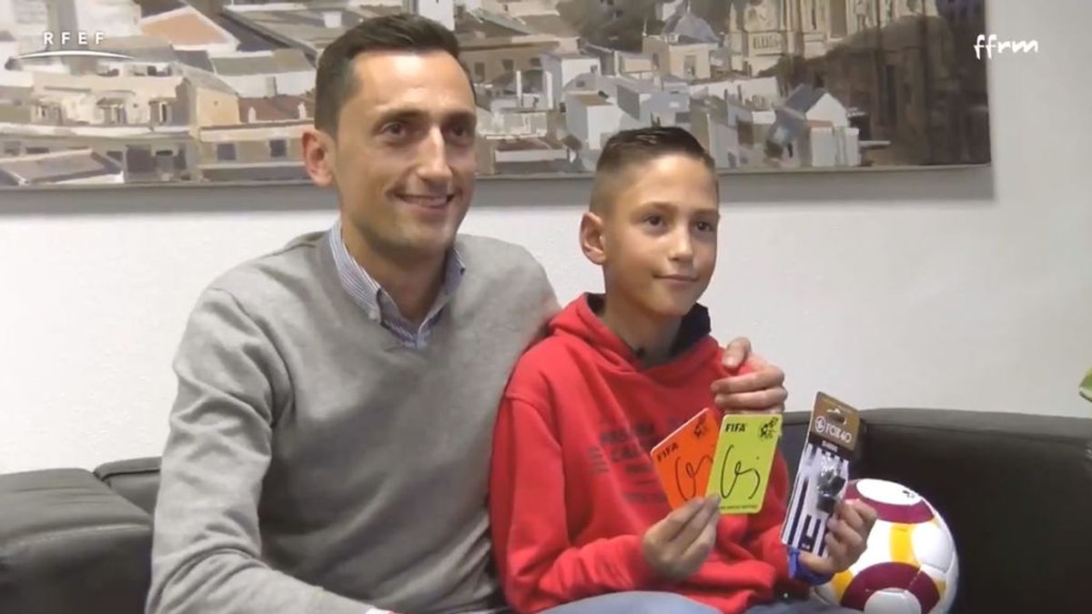 Sánchez Martínez cumple el sueño de un niño de 9 años que sueña con ser árbitro: "Es la ilusión de mi vida"