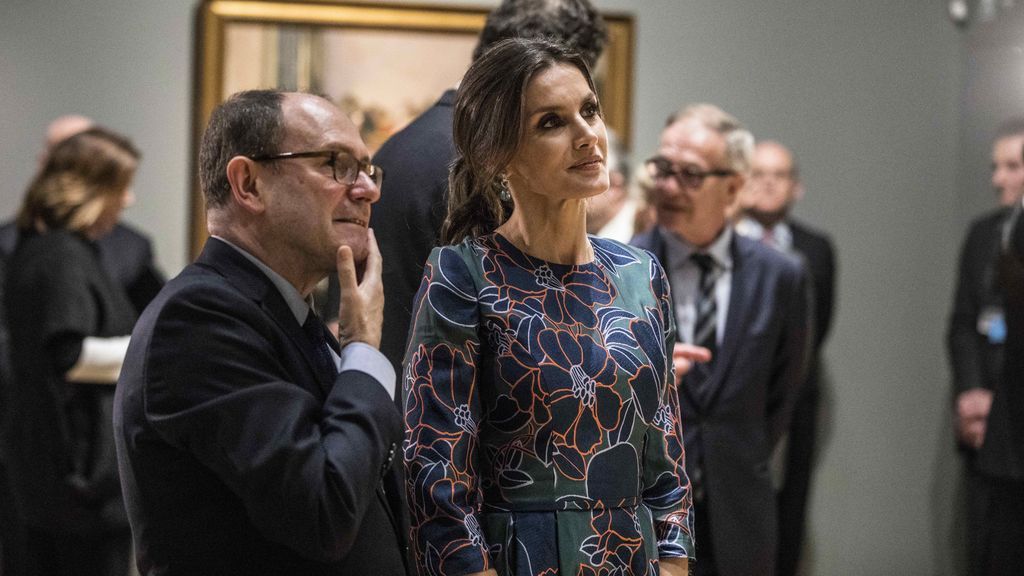 Para el acto, la reina apostó por un vestido floral con volumen de Carolina Herrera