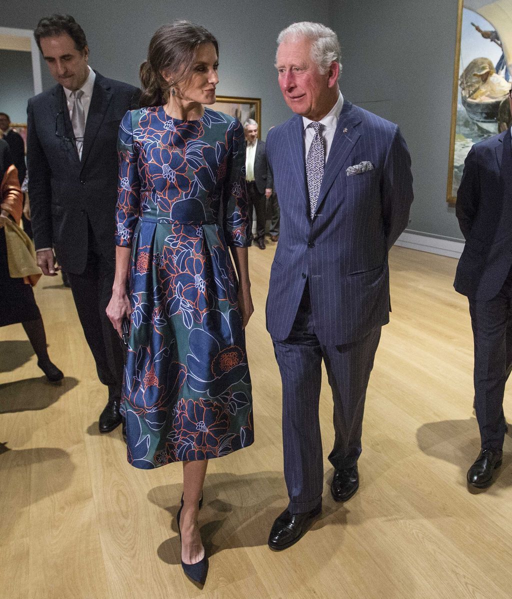 Los estampados verdes, azules y rosas los combinó con salones de Nina Ricci y pendientes de Bulgari