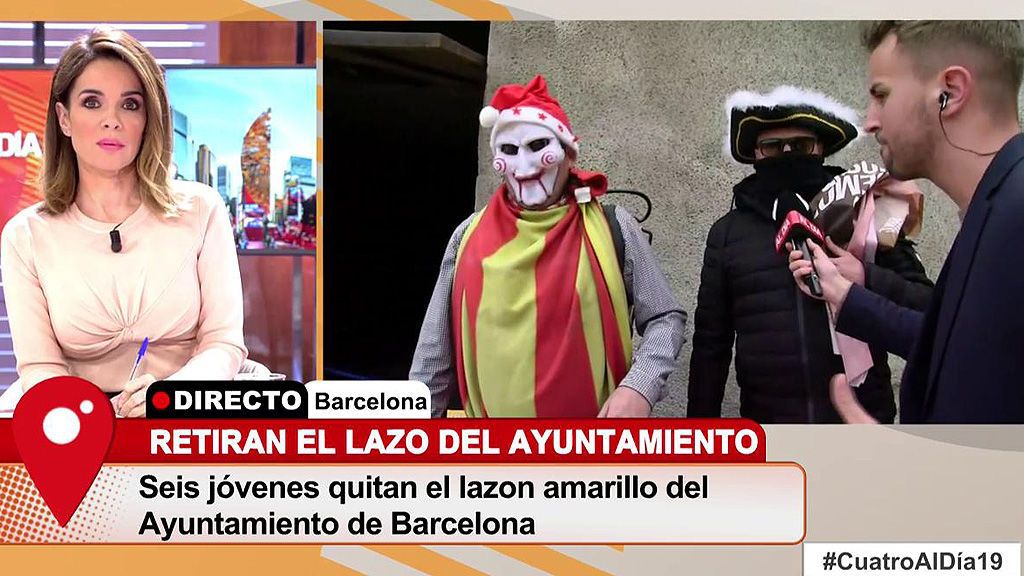 Hablan dos de las personas que quitaron el lazo amarillo que colgaba de la fachada del Ayuntamiento de Barcelona
