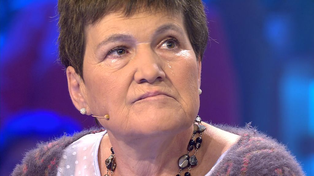 Descubre que su madre está viva y conoce al fin a su familia