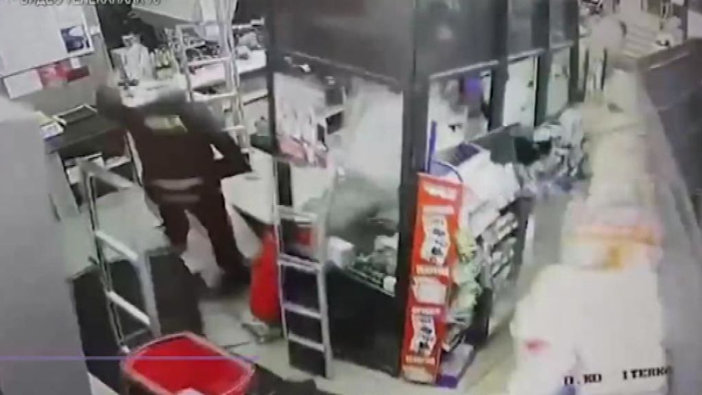 El suelo de un supermercado se viene abajo y pilla desprevenidos a dos clientes en Rusia