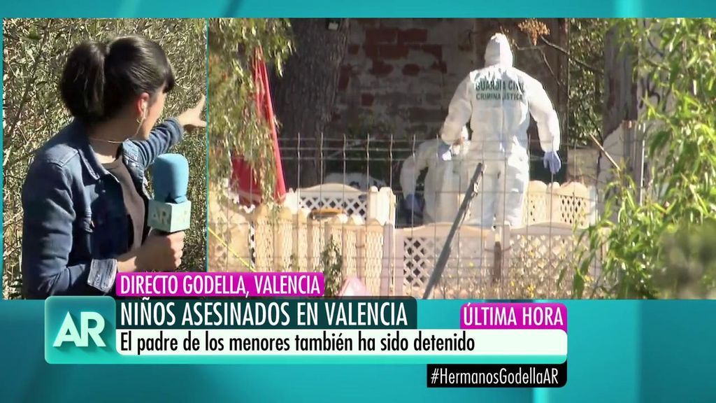 Los agentes de criminalística buscan pruebas en la piscina de la casa de Godella