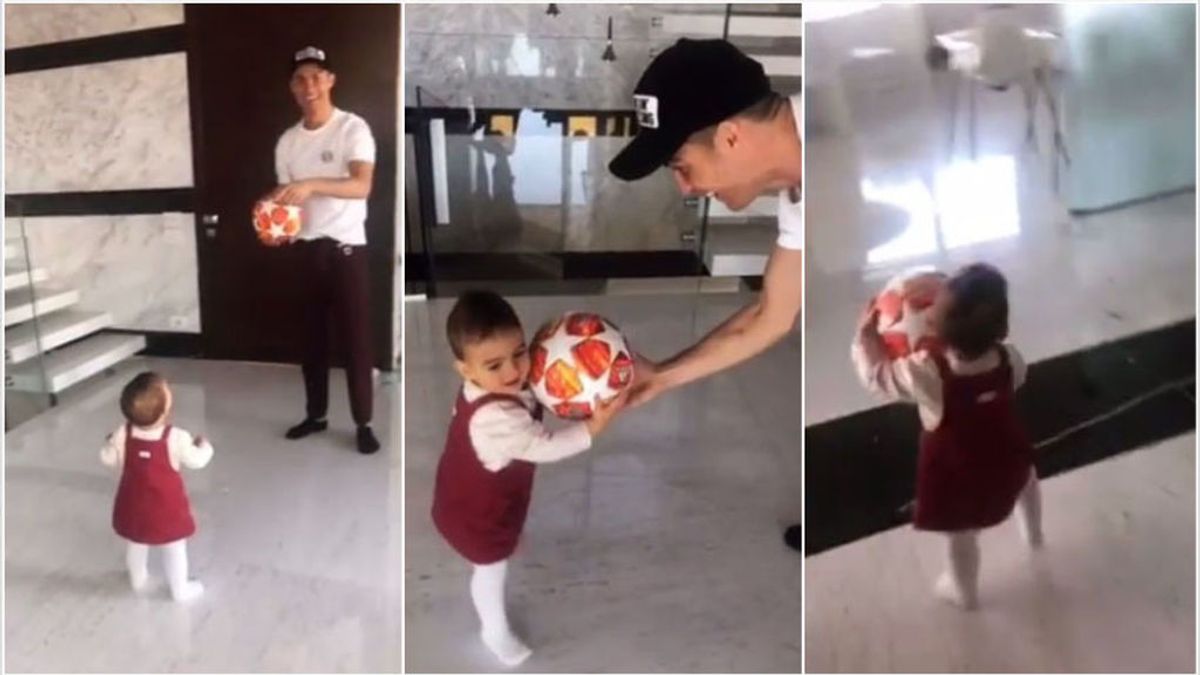 Cristiano Ronaldo le regala a su hija Alana el balón del 'hat-trick' que marcó al Atlético