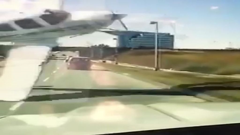 Una avioneta a punto de chocar contra un coche