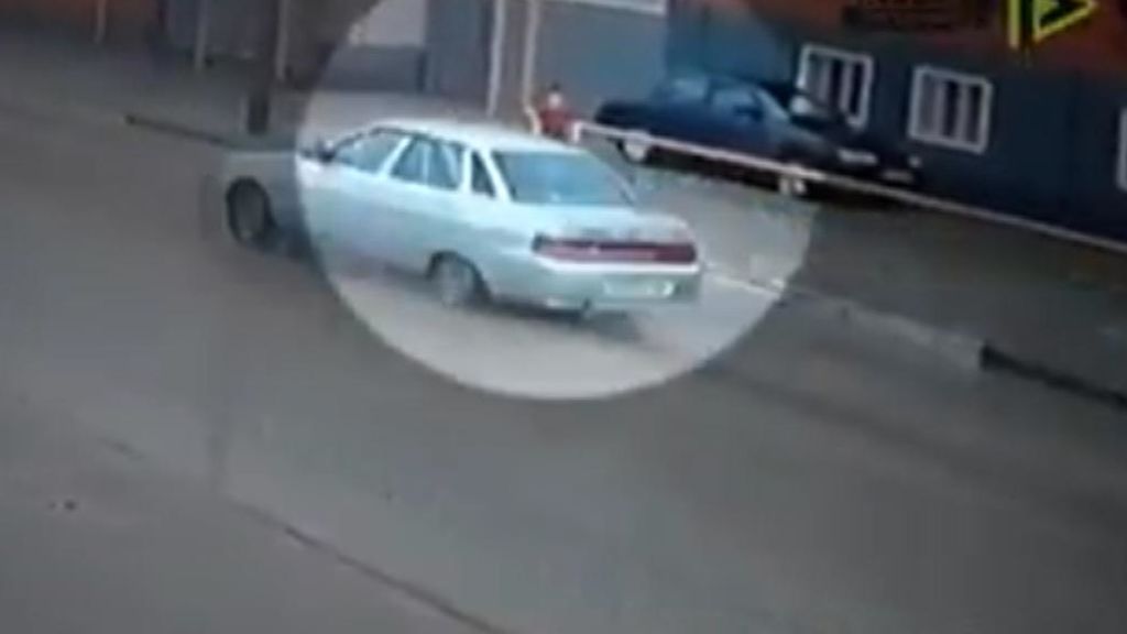La rápida reacción de un conductor en Rusia salva la vida de un niño despistado