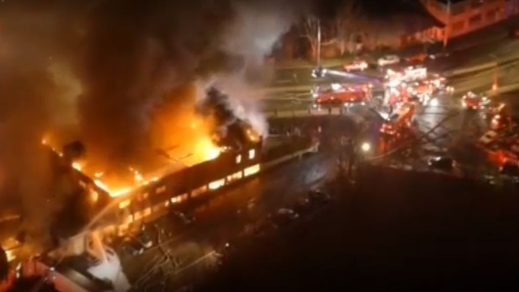 Espectacular incendio en una fábrica de ataúdes de Boston