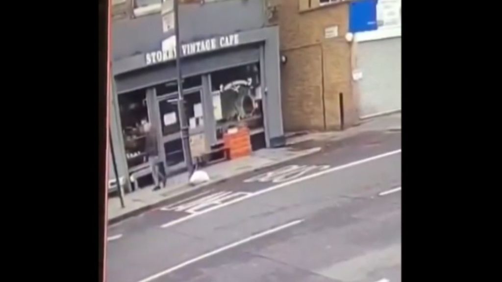 Impactante vídeo del muro de una fachada derrumbándose en Londres
