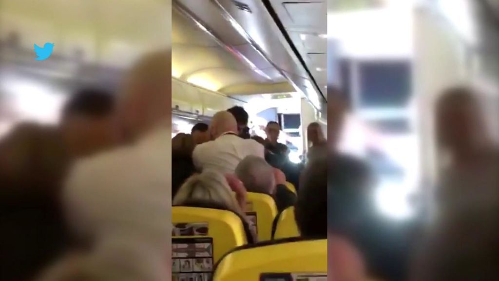 Pelea sangrienta entre pasajeros en un avión