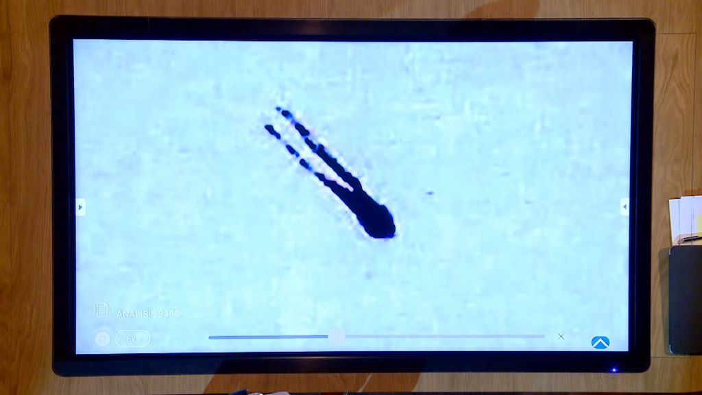 Una silueta con forma de pulpo desciende del cielo en Almuñécar