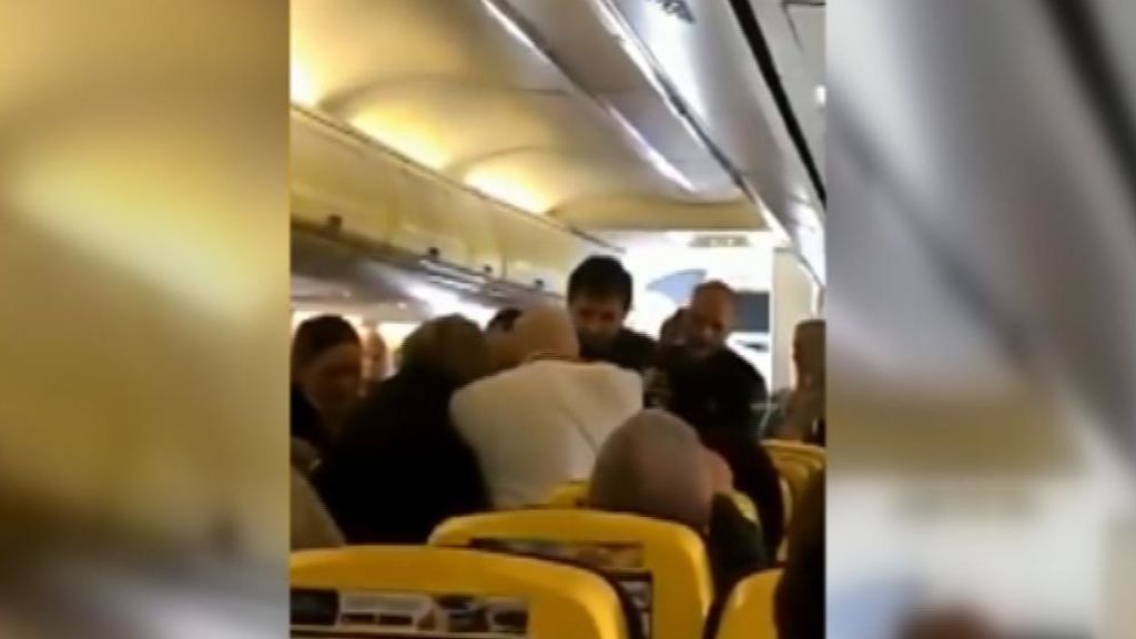 Pelea a mordiscos en un vuelo a Canarias