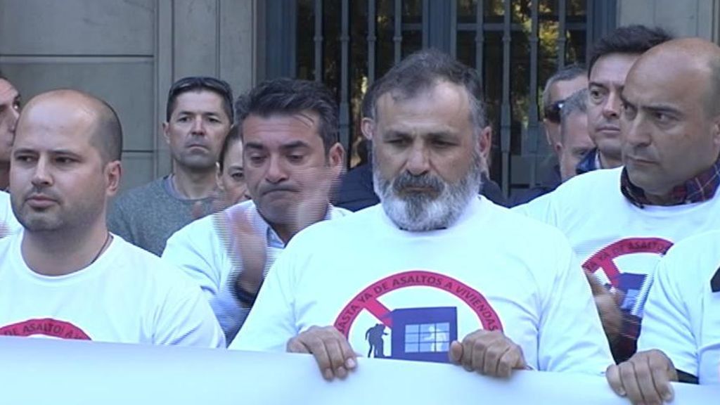 Entre aplausos de sus compañeros un policía local de Sevilla se enfrenta a 20 años de cárcel por defender su casa
