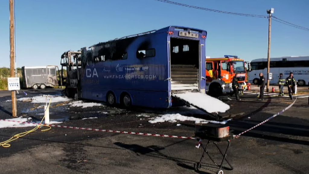 Fallece una persona en el interior de un camión incendiado en Vejer de la Frontera, Cádiz