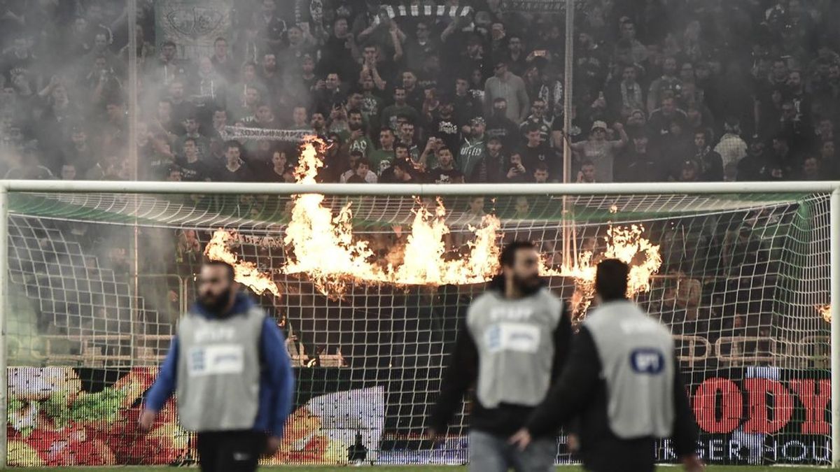 La vergüenza de Grecia: Ultras del Panathinaikos asaltan el banquillo del Olympiacos en pleno partido