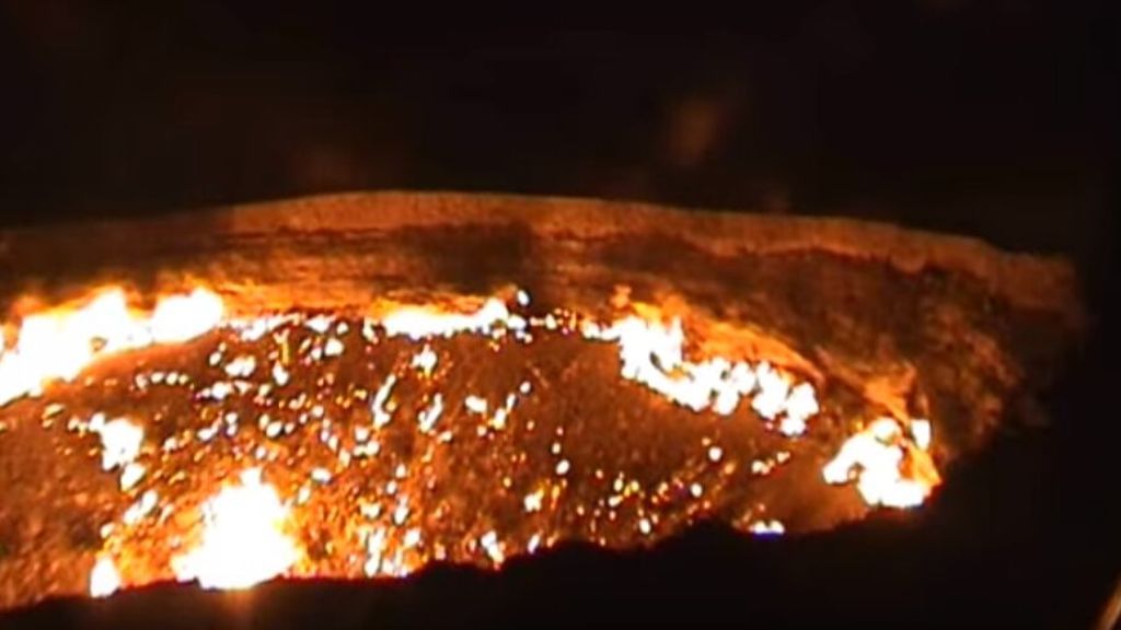 El cráter 'Puerta al infierno' lleva 40 años ardiendo y no consiguen apagarlo