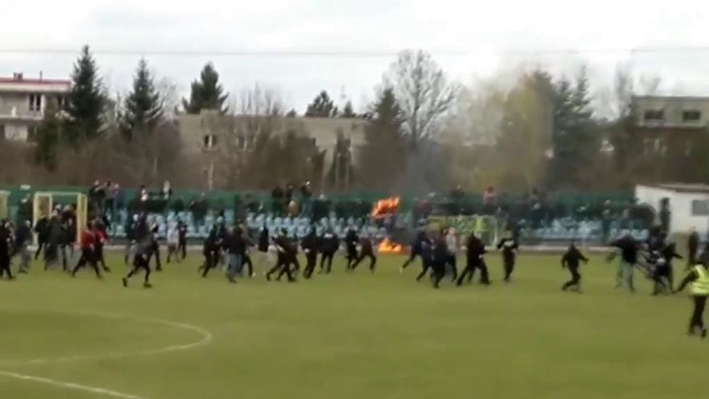 Duros enfrentamientos entre la policía y un grupo de ultras durante un partido de cuarta división polaca
