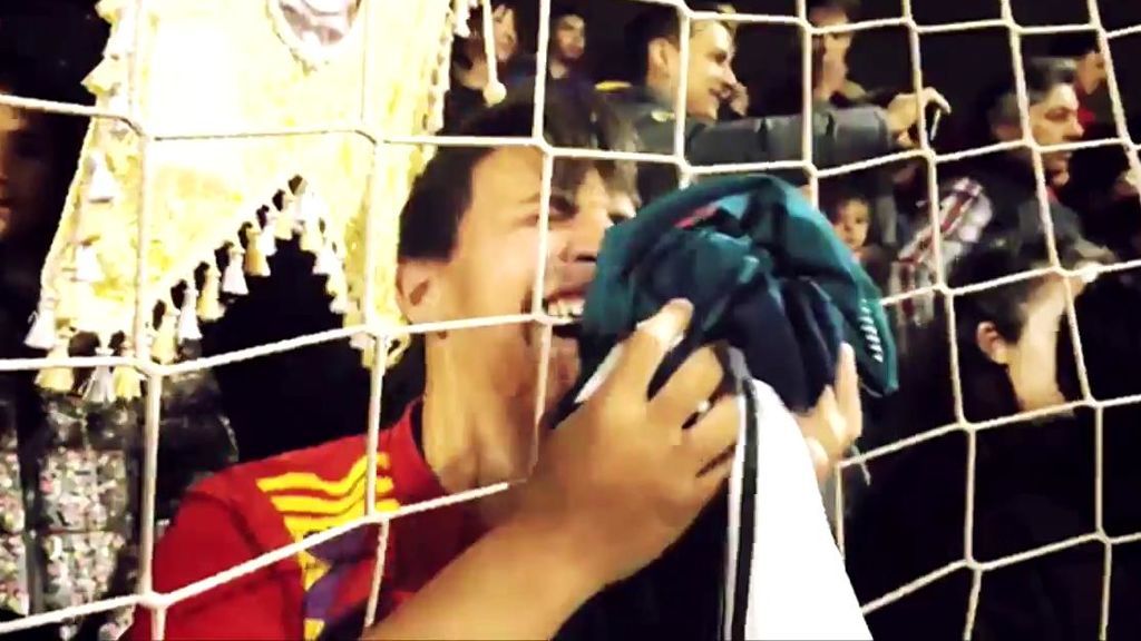 El llanto de un fan de Sergio Ramos al recibir su camiseta durante un entrenamiento de la Selección El llanto de un fan de Sergio Ramos al recibir su camiseta durante un entrenamiento de la Selección