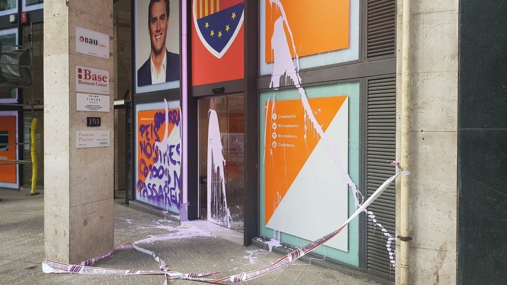 La sede de Ciudadanos en Barcelona aparece con pintadas y cristales rotos