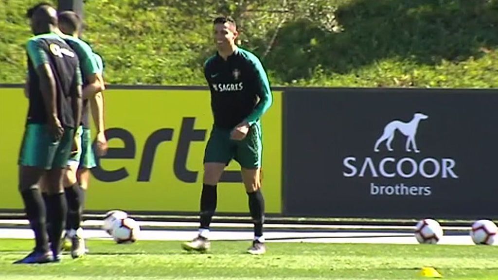 La caída de Cristiano Ronaldo al intentar hacer un pase en el entrenamiento con Portugal