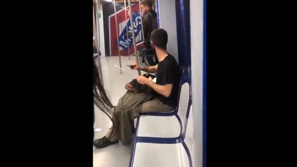 Desvelan el misterio del joven que iba afilando un cuchillo en el Metro: es un cortador de jamón Desvelan el misterio del joven que iba afilando un cuchillo en el Metro: es un cortador de jamón