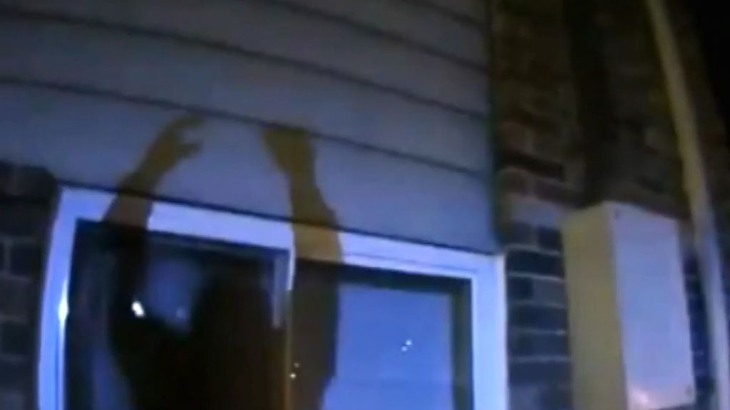 Un policía salva 'in extremis' a tres niños de un apartamento en llamas en Iowa