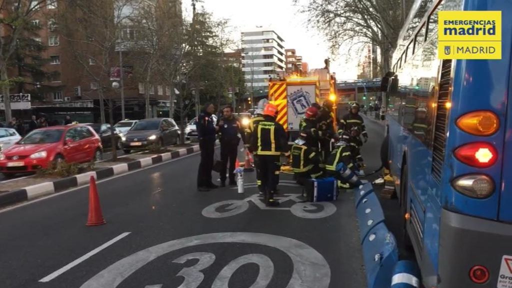 Grave tras ser atropellada por un autobús mientras miraba el móvil en Madrid