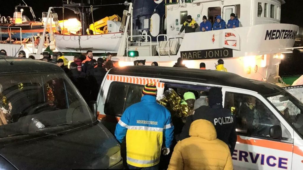 Salvini embarga un barco que rescató a 49 inmigrantes que habían naufragado