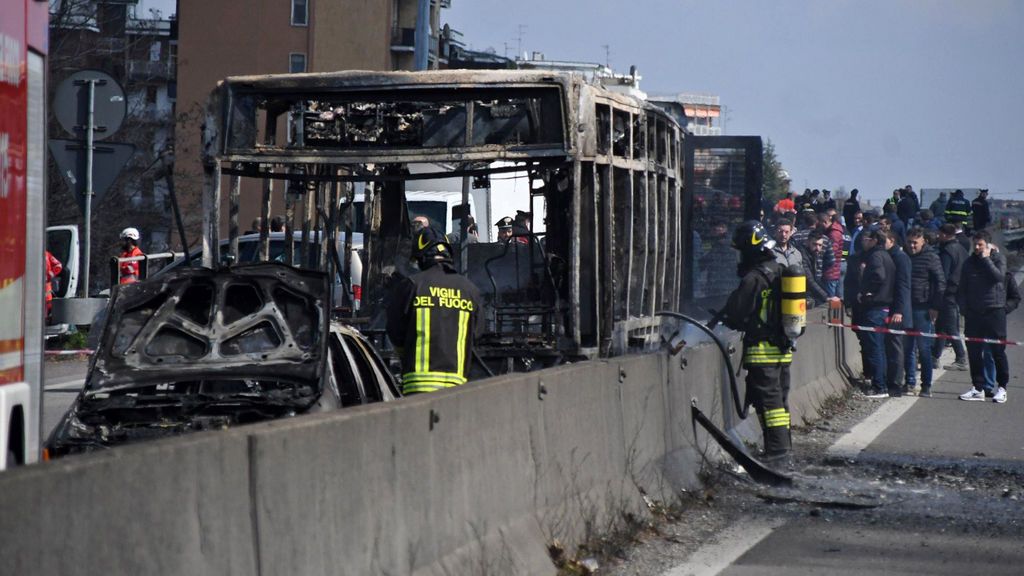 Pánico en Italia: el conductor de un bus escolar con 51 niños secuestra el vehículo y le prende fuego