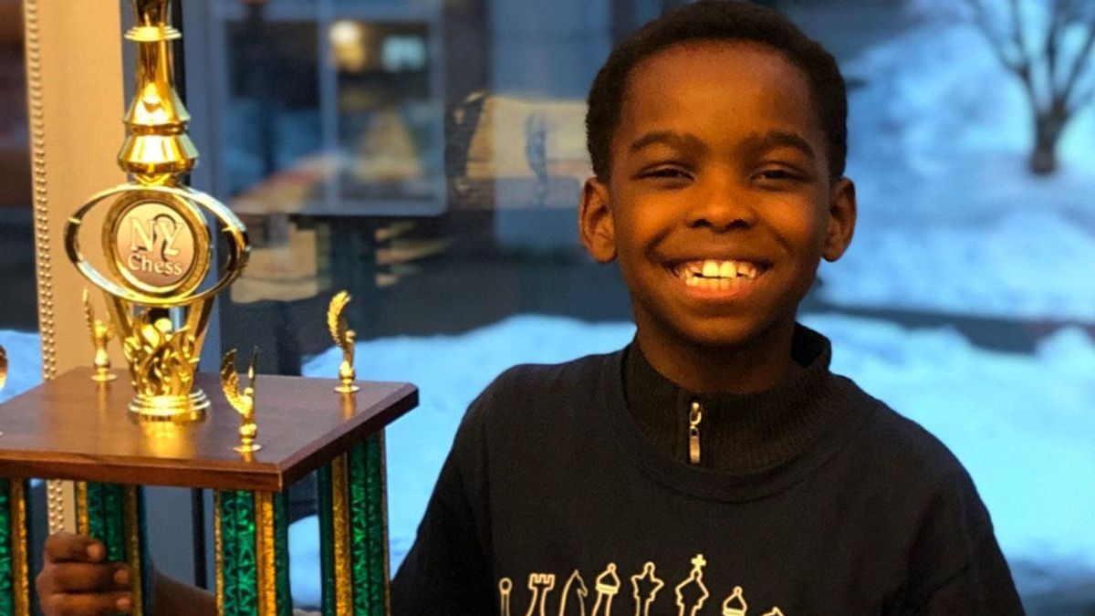 De niño nigeriano refugiado, a sensación del ajedrez con tan solo 8 años: la historia de superación de Adewumi De niño nigeriano refugiado, a sensación del ajedrez con tan solo 8 años: la historia de superación de Adewumi
